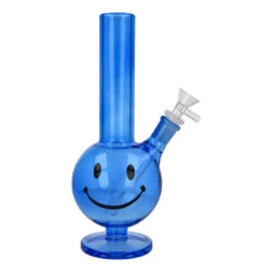 Skleněný bong Smily Blue, 26cm - Sklenn bong Smily Blue. Rovn transparentn bong v modr barv je ukonen slabm hrdlem. Stabilitu bongu zajiuje kruhov zkladna o tlouce 9 mm. Oproti standardnm bongm je tento bong vyroben z tepeln odolnho borosiliktovho skla tlouky 5 mm. Dvoudln chillum bongu s difuzrem se esti zezy, kter pomh zjemnit a ochladit kou ji na zatku, je ukonen samostatnm kotlkem s praktickm drtkem a menm otvorem (cca 4 mm).

Vka: 25,5 cm
Vnitn prmr bongu: 2,8 cm
Vnj prmr bongu: 3,8 cm
Prmr hrdla: 3,8 cm
Socket (zbrus) chillumu/kotlku: 18,8 mm / 14,5 mm
Max. dlka chillumu (meno od dosedac knick sti): 12 cm 
Led: ne
Perkolace: ne
Turbo: ne
Stko do bongu: 12 mm
Materil: borosiliktov sklo
Balen: kartonov krabice
Distributor: Fortis-DB, spol. s r.o.