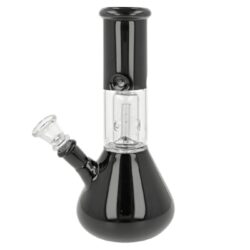 Skleněný bong s perkolací Super Heroes Black Ice, 22cm - Men sklenn bong s perkolac Super Heroes Black Ice. Rovn bong tvaru Beaker v ernm proveden je ukonen stedn velkm hrdlem. Ice bong je vybaven vstupky pro udren kostek ledu k ochlazen koue a perkolac typu Dome, kter kou zjemuje. Oproti standardnm bongm je tento prmiov bong vyroben z tepeln odolnho borosiliktovho skla tlouky 2,5 mm. Jednodln chillum bongu je ukonen nalisovanm kotlkem s otvorem cca 5 mm.

Vka: 22 cm
Vnitn prmr bongu: 3,7 cm
Vnj prmr bongu: 4,2 cm
Prmr hrdla: 4,9 cm
Socket (zbrus) chillumu: 14,5 mm
Max. dlka chillumu (meno od dosedac knick sti): 10,5 cm
Led: ano
Perkolace: 1x Dome
Turbo: ne
Stko do bongu: 12 mm
Materil: borosiliktov sklo
Balen: kartonov krabice
Distributor: Fortis-DB, spol. s r.o.
