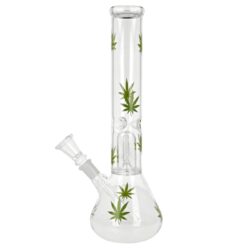 Skleněný bong s perkolací Super Heroes Beaker Green Leaves, 31cm - Bong s perkolac Super Heroes Beaker Green Leaves. Transparentn bong tvaru Beaker zdoben zelenmi listy konop je ukonen stedn silnm hrdlem. Ice bong je vybaven vstupky pro udren kostek ledu k ochlazen koue a perkolac typu Dome, kter kou zjemuje. Oproti standardnm bongm je tento prmiov bong vyroben z tepeln odolnho borosiliktovho skla tlouky 2 mm. Jednodln chillum bongu je ukonen nalisovanm kotlkem s otvorem cca 5 mm.

Vka: 30,5 cm
Vnitn prmr bongu: 3,6 cm
Vnj prmr bongu: 4 cm
Prmr hrdla: 4,5 cm
Socket (zbrus) chillumu: 14,5 mm
Max. dlka chillumu (meno od dosedac knick sti): 11 cm
Led: ano
Perkolace: 1x Dome
Turbo: ne
Stko do bongu: 12 mm
Materil: borosiliktov sklo
Balen: kartonov krabice
Distributor: Fortis-DB, spol. s r.o.
