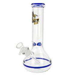 Skleněný bong Super Heroes Bowl Honey Bee, 31cm - Sklenn bong Super Heroes Bowl Honey Bee. Transparentn bong tvaru Beaker s prvky v modr barv a zdoben barevnm motivem vely, je ukonenm silnm hrdlem. Ice bong je vybaven vstupky pro udren kostek ledu k ochlazen koue. Oproti standardnm bongm je tento prmiov bong vyroben z tepeln odolnho borosiliktovho skla tlouky 4,5 mm. Dvojdln chillum se slits difuzrem je ukonen samostatnm kotlkem s praktickm drtkem a otvorem cca 5 mm.

Vka: 31 cm
Vnitn prmr bongu: 4,1 cm 
Vnj prmr bongu: 5 cm 
Prmr hrdla: 6,1 cm
Socket (zbrus) chillumu/kotlku: 18,8 mm / 14,5 mm
Max. dlka chillumu (meno od dosedac knick sti): 12,5 cm
Led: ano
Perkolace: ne
Turbo: ne
Stko do bongu: 12 mm
Materil: borosiliktov sklo
Balen: kartonov krabice
Distributor: Fortis-DB, spol. s r.o.
