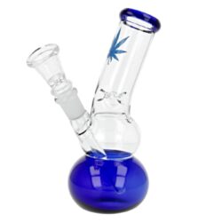 Skleněný bong Super Heroes Bowls Blue, 18cm - Mal sklenn bong Super Heroes Bowls Blue. Zalomen bong tvaru v modrm tnu zdoben liste konop je ukonen slabm hrdlem. Ice bong je vybaven vstupky pro udren kostek ledu k ochlazen koue. Ve spodn sti bongu najdeme otvor pro turbo. Oproti standardnm bongm je tento prmiov bong vyroben z tepeln odolnho borosiliktovho skla tlouky 2,5 mm. Jednodln chillum bongu je ukonen nalisovanm kotlkem s otvorem cca 5 mm.

Vka: 17,5 cm
Vnitn prmr bongu: 2,7 cm
Vnj prmr bongu: 3,2 cm
Prmr hrdla: 3,7 cm
Socket (zbrus) chillumu: 14,5 mm
Max. dlka chillumu (meno od dosedac knick sti): 11 cm
Led: ano
Perkolace: ne
Turbo: ano
Stko do bongu: 12 mm
Materil: borosiliktov sklo
Balen: kartonov krabice
Distributor: Fortis-DB, spol. s r.o.
